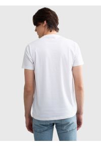 Big-Star - Koszulka męska z niewielkim logo BIG STAR na piersi biała Techson 101. Kolor: biały. Materiał: jeans, materiał, bawełna. Wzór: nadruk. Sezon: lato. Styl: wakacyjny, sportowy, klasyczny