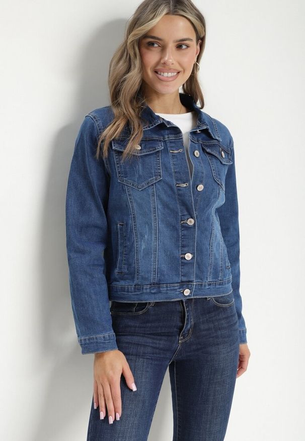 Born2be - Granatowa Jeansowa Kurtka z Przetarciami i Kieszeniami z Klapami Hazelle. Okazja: na co dzień. Kolor: niebieski. Materiał: jeans. Długość rękawa: długi rękaw. Długość: długie. Styl: casual, klasyczny