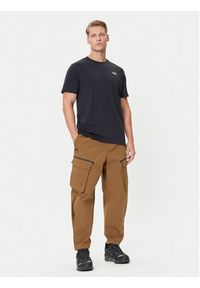 Under Armour Spodnie materiałowe Unstoppable 1388827 Brązowy Loose Fit. Kolor: brązowy. Materiał: syntetyk #8