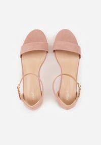 Renee - Jasnoróżowe Basicowe Sandały na Słupku Vices z Paskiem Wokół Kostki Varhira. Okazja: na randkę, na ślub cywilny, na wesele. Zapięcie: pasek. Kolor: różowy. Materiał: satyna. Obcas: na słupku. Styl: elegancki, klasyczny #5