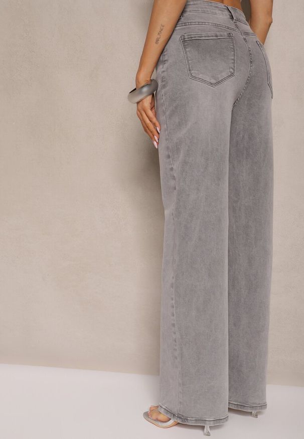 Renee - Jasnoszare Jeansy z Bawełny o Szerokim Kroju High Waist Ozdobione Przetarciami Silmoi. Okazja: na co dzień. Stan: podwyższony. Kolor: szary. Wzór: aplikacja. Styl: casual