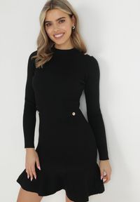 Born2be - Czarna Sukienka Dzianinowa Taerara. Typ kołnierza: kołnierzyk stójkowy. Kolor: czarny. Materiał: dzianina. Długość rękawa: długi rękaw. Typ sukienki: dopasowane. Długość: mini #1