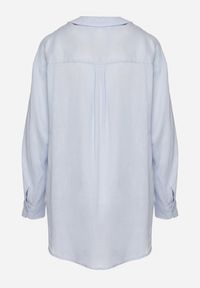 Born2be - Jasnoniebieska Koszula z Lnem i Kieszonką o Kroju Oversize Lianipa. Okazja: na co dzień. Typ kołnierza: kołnierzyk klasyczny. Kolor: niebieski. Materiał: len. Długość rękawa: długi rękaw. Długość: długie. Styl: klasyczny, elegancki, casual #2