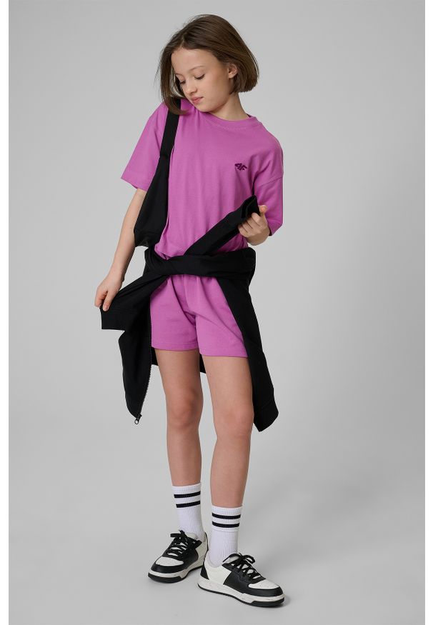 4f - 4F T-shirt loose gładki dziewczęcy - różowy 122/128 (6-8 lat). Okazja: na spacer, na co dzień, na uczelnię. Kolor: fioletowy. Materiał: dzianina, bawełna, skóra, materiał. Wzór: gładki. Sezon: lato. Styl: casual