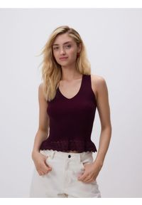 Reserved - Bluzka z falbanką - bordowy. Kolor: czerwony. Materiał: wiskoza, dzianina #1