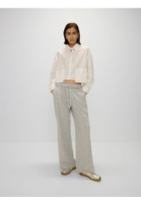 Reserved - Spodnie z ozdobnym pasem - jasnoszary. Kolor: szary. Materiał: bawełna, dzianina #1