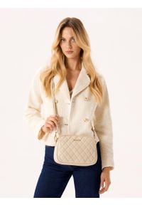 Kazar - Skórzana torebka na pasku zdobiona pikowaniem. Kolor: beżowy. Wzór: aplikacja. Materiał: skórzane. Styl: biznesowy, casual #4