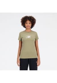 Koszulka damska New Balance WT33515CGN – zielona. Kolor: zielony. Materiał: dresówka, bawełna, materiał. Długość rękawa: krótki rękaw. Długość: krótkie