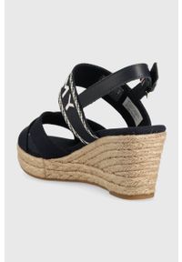 TOMMY HILFIGER - Tommy Hilfiger sandały SEASONAL WEBBING MID WEDGE damskie kolor granatowy na koturnie FW0FW07091. Zapięcie: klamry. Kolor: niebieski. Materiał: bawełna, guma. Obcas: na koturnie #4