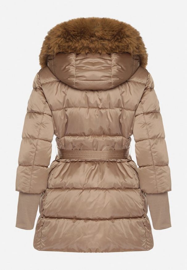 Born2be - Ciemnobeżowa Kurtka z Pikowanymi Przeszyciami Paskiem i Kapturem z Futrem Lidanessa. Okazja: na co dzień. Kolor: beżowy. Materiał: futro. Styl: casual