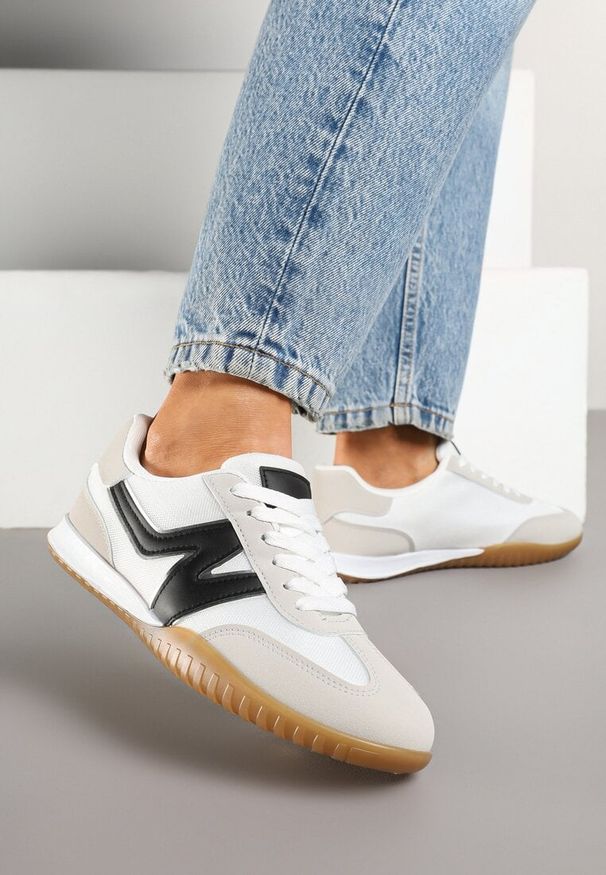 Renee - Biało-Czarne Sneakersy w Stylu Tenisówek Ozdobione Naszywką Tanelis. Kolor: biały. Materiał: jeans. Wzór: aplikacja