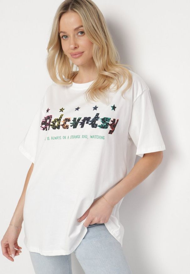 Born2be - Biały Oversizowy T-shirt z Napisem z Przodu i Gwiazdami na Plecach Ilanlith. Okazja: na co dzień. Kolor: biały. Materiał: jeans. Wzór: napisy. Sezon: wiosna. Styl: klasyczny, casual