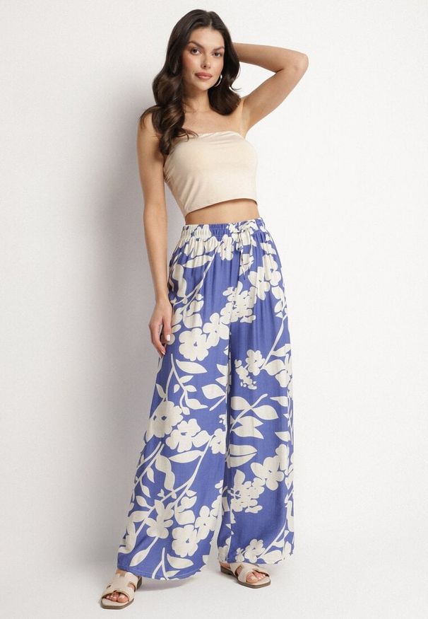 Born2be - Niebieskie Wiskozowe Spodnie o Szerokim Kroju z Wysokim Stanem w Kwiaty Neorilia. Okazja: na co dzień. Stan: podwyższony. Kolor: niebieski. Materiał: wiskoza. Wzór: kwiaty. Styl: casual, elegancki, klasyczny