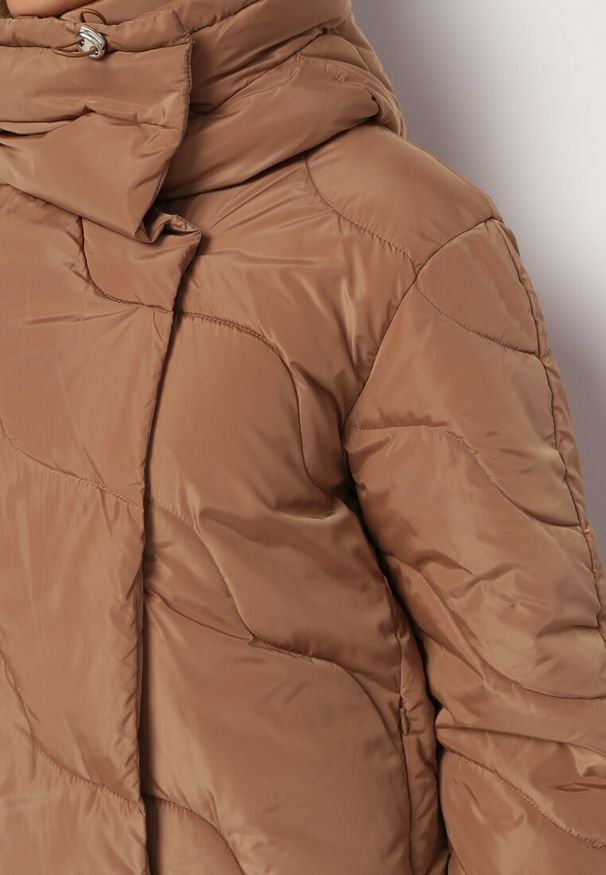 Born2be - Beżowa Długa Kurtka Płaszcz z Nieodpinanym Kapturem Ozdobiona Pikowaniem Nenzova. Kolor: beżowy. Długość: długie. Wzór: aplikacja. Sezon: zima