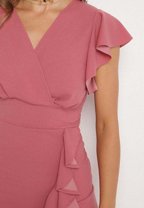 Born2be - Ciemnoróżowa Dopasowana Sukienka z Kopertowym Dekoltem i Falbankami Leolani. Okazja: na co dzień. Typ kołnierza: kołnierz z falbankami. Kolor: różowy. Materiał: jeans. Typ sukienki: kopertowe. Styl: casual, klasyczny