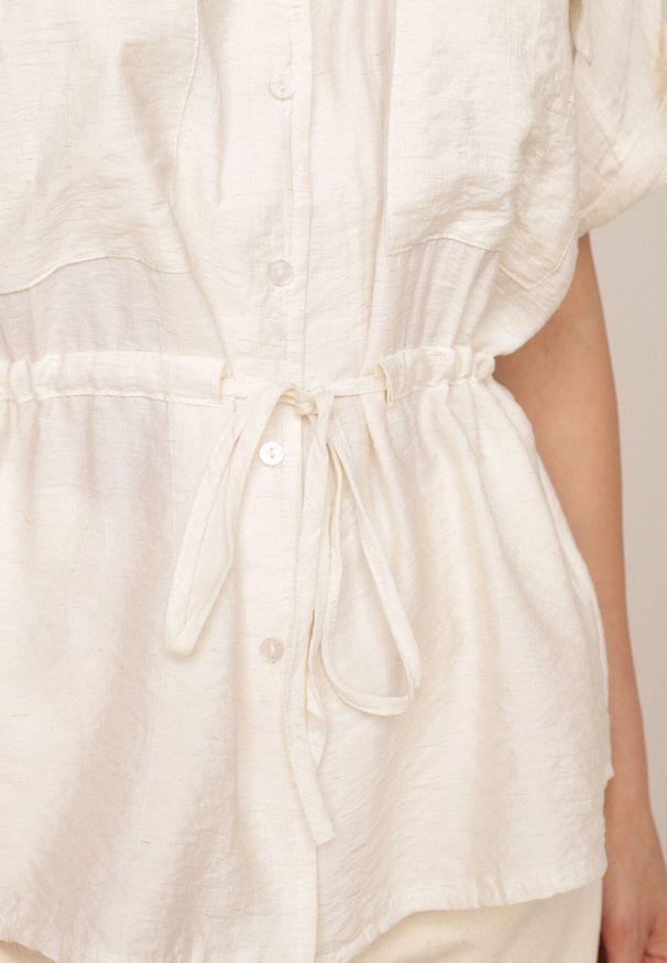 Born2be - Beżowa Letnia Koszula z Krótkim Rękawem i Troczkiem w Talii Barbialla. Okazja: na co dzień. Kolor: beżowy. Materiał: jeans, materiał. Długość rękawa: krótki rękaw. Długość: krótkie. Wzór: gładki. Sezon: lato. Styl: casual, klasyczny