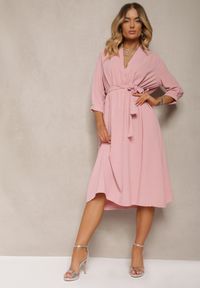 Renee - Ciemnoróżowa Sukienka Canopis. Typ kołnierza: dekolt kopertowy. Kolor: różowy. Materiał: tkanina, materiał. Typ sukienki: kopertowe. Styl: elegancki. Długość: midi