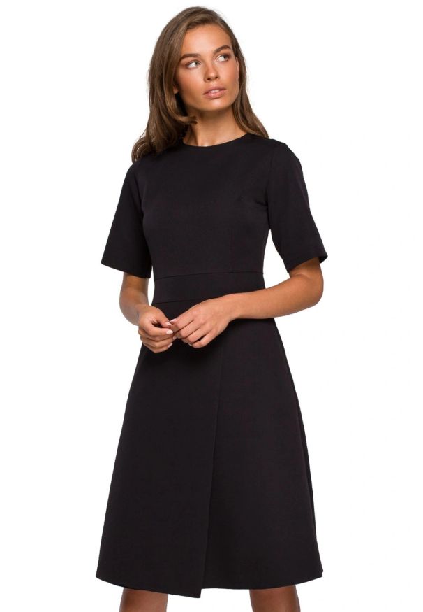 Stylove - Sukienka elegancka trapezowa z asymetrycznym dołem czarny wizytowa. Okazja: na komunię, na spotkanie biznesowe, do pracy. Kolor: czarny. Typ sukienki: asymetryczne, trapezowe. Styl: elegancki, wizytowy