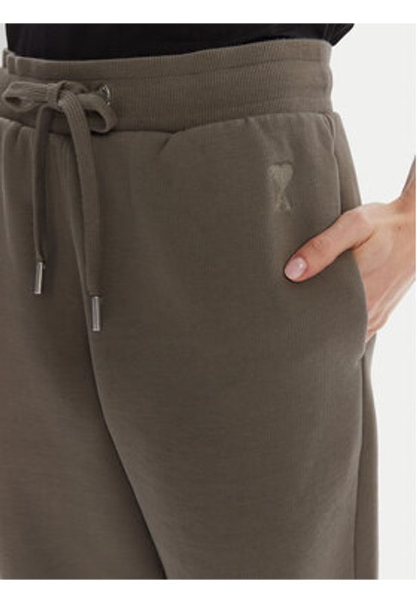 AMI PARIS - AMI Paris Spodnie dresowe UTR240.747 Khaki Regular Fit. Kolor: brązowy. Materiał: bawełna