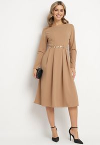 Born2be - Ciemnobeżowa Elegancka Sukienka Rozkloszowana Temarielis. Kolor: beżowy. Długość rękawa: długi rękaw. Typ sukienki: oversize, rozkloszowane. Styl: elegancki #6