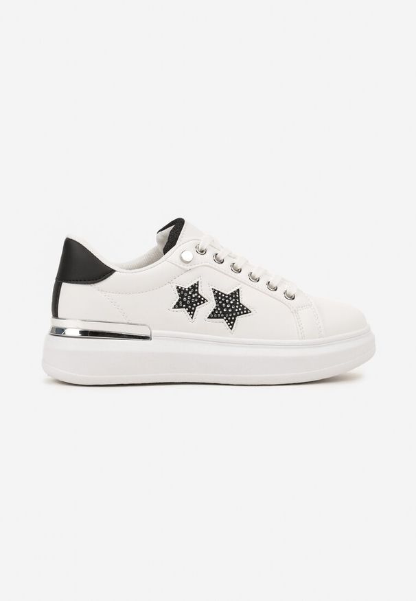 Renee - Biało-Czarne Sneakersy na Płaskiej Podeszwie Ozdobione Metalicznymi Elementami i Wstawkami Kalelia. Okazja: na co dzień. Kolor: biały. Materiał: jeans. Wzór: aplikacja. Obcas: na płaskiej podeszwie