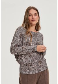 MOODO - Sweter w panterkę beżowy. Kolor: beżowy. Materiał: elastan, poliester. Wzór: motyw zwierzęcy
