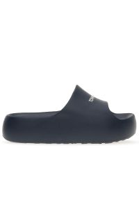 Klapki Tommy Jeans Chunky Flatform Pool Slides EN0EN02454-C1G - granatowe. Okazja: na plażę, na co dzień. Kolor: niebieski. Materiał: guma, materiał. Szerokość cholewki: normalna. Wzór: aplikacja. Sezon: lato. Sport: pływanie #1