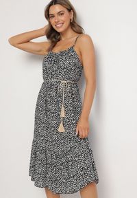 Born2be - Czarna Rozkloszowana Sukienka z Bawełny w Kwiatowy Wzór Nilaretia. Okazja: na co dzień. Kolor: czarny. Materiał: bawełna. Długość rękawa: na ramiączkach. Wzór: kwiaty. Sezon: lato. Typ sukienki: rozkloszowane. Styl: casual #2