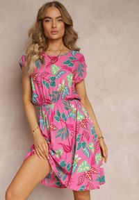 Renee - Różowa Rozkloszowana Sukienka Mini z Gumką w Talii z Wiskozy w Kwiaty Miola. Kolor: różowy. Materiał: wiskoza. Długość rękawa: bez rękawów. Wzór: kwiaty. Sezon: lato, wiosna. Długość: mini