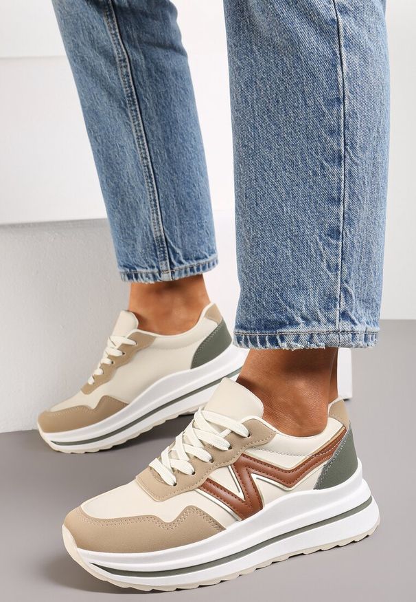 Renee - Ciemnobeżowe Sznurowane Sneakersy z Ekoskóry na Grubej Podeszwie Literna. Kolor: beżowy