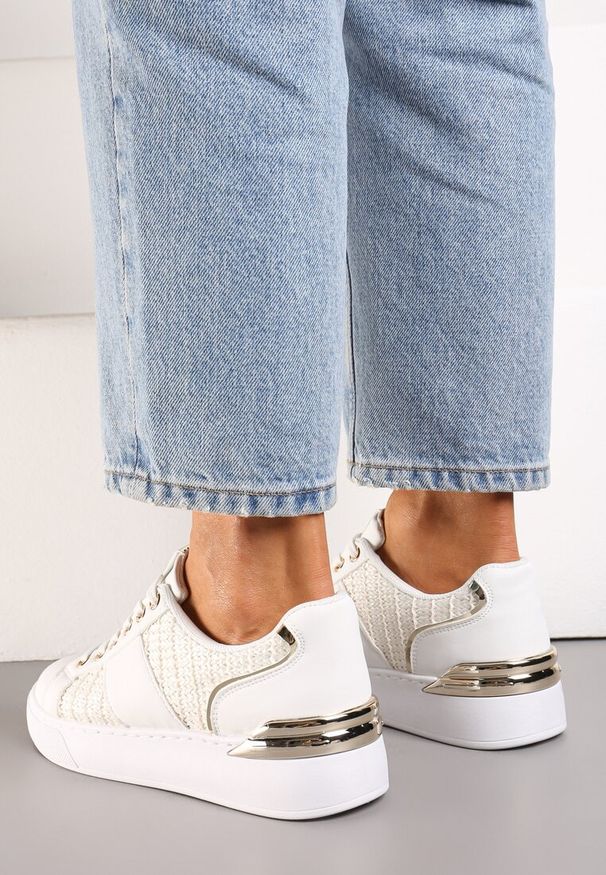 Renee - Biało-Beżowe Sznurowane Sneakersy z Ekoskóry z Plecionką i Metaliczną Wstawką Josephina. Okazja: na co dzień. Kolor: biały. Materiał: materiał. Wzór: aplikacja