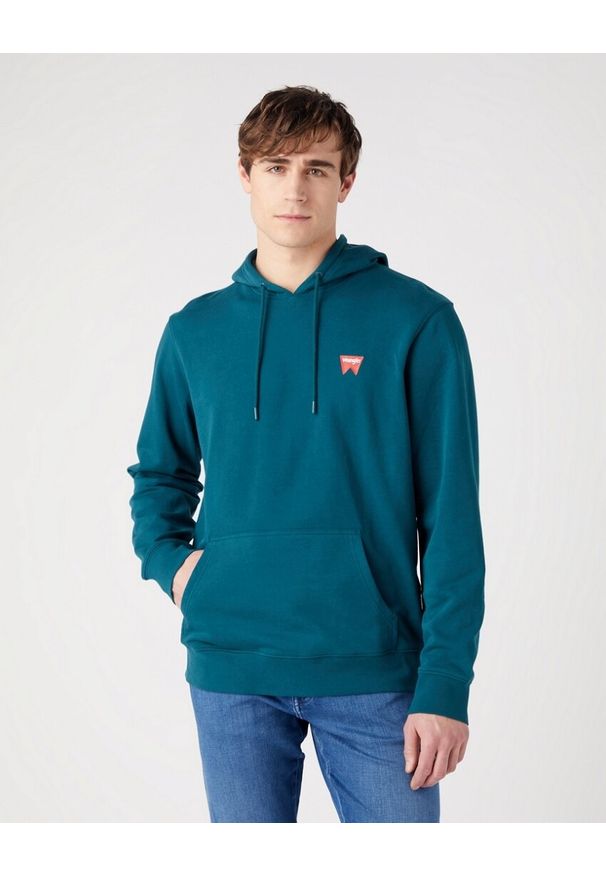 Wrangler - WRANGLER SIGN OFF HOODIE MĘSKA BLUZA Z KAPTUREM NIEROZPINANA DEEP TEAL W651I3G03. Typ kołnierza: kaptur