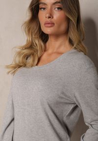 Renee - Szary Casualowy Sweter z Wiskozą Bawełną i Trójkątnym Dekoltem Miaressa. Okazja: na co dzień. Typ kołnierza: dekolt w kształcie V. Kolekcja: plus size. Kolor: szary. Materiał: bawełna, wiskoza. Styl: casual