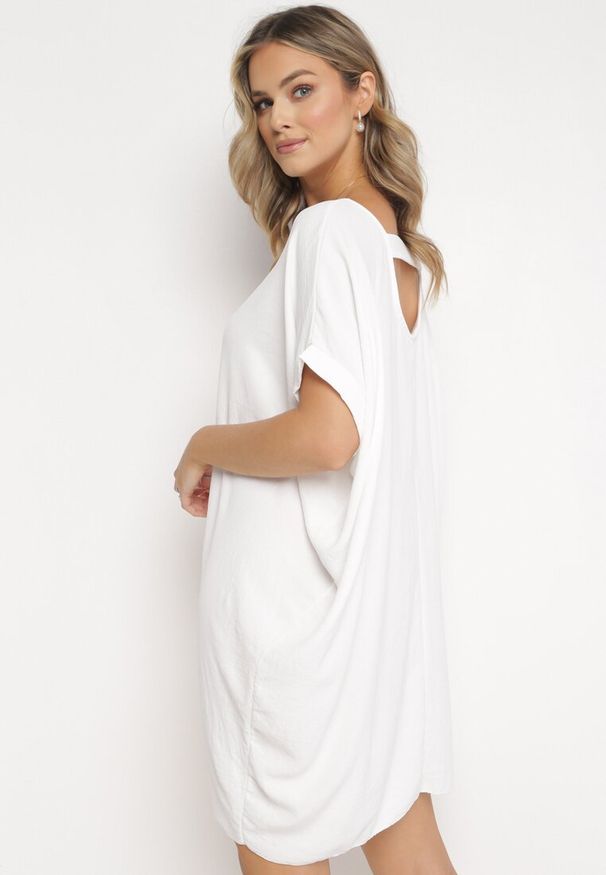 Born2be - Biała Mini Sukienka z Krótkim Rękawem o Fasonie Nietoperza Kharson. Kolor: biały. Długość rękawa: krótki rękaw. Styl: boho. Długość: mini