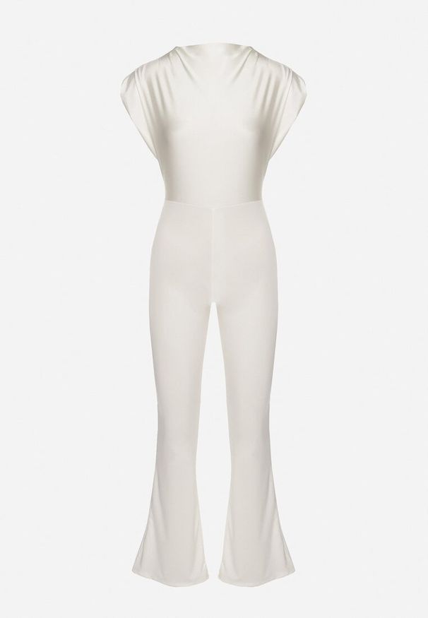 Born2be - Biały Kombinezon z Rozszerzanymi Nogawkami i Poduszkami w Ramionach Atearai. Okazja: na co dzień. Kolor: biały. Długość rękawa: krótki rękaw. Długość: krótkie. Styl: casual, elegancki