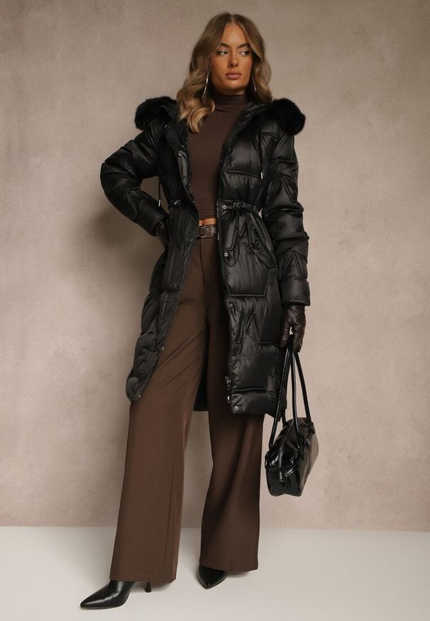 Renee - Czarna Długa Kurtka z Pikowanymi Przeszyciami i Kapturem Ściągana w Talii Galeatia. Okazja: na co dzień, na spacer. Kolor: czarny. Materiał: poliester, jeans, futro. Długość: długie. Styl: casual, elegancki