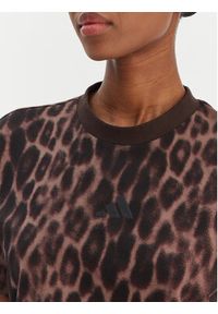 Adidas - adidas T-Shirt Seasonal Essentials Leopard Print JZ0200 Brązowy Regular Fit. Kolor: brązowy. Materiał: bawełna. Wzór: nadruk #2
