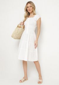 Born2be - Biała Bawełniana Rozkloszowana Sukienka z Guzikami i Bufiastymi Rękawami Annivi. Okazja: na co dzień. Kolor: biały. Materiał: bawełna. Styl: klasyczny, casual, elegancki #4