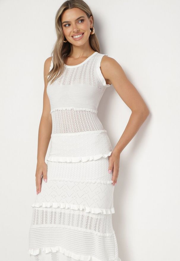 Born2be - Biała Sweterkowa Sukienka Midi z Falbankami Gadise. Typ kołnierza: kołnierz z falbankami. Kolor: biały. Wzór: aplikacja. Długość: midi