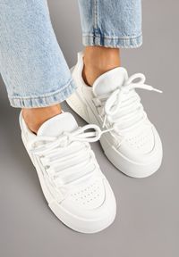 Renee - Białe Sneakersy Chunky Typu Trampki na Niskiej Platformie Elanoriela. Okazja: na co dzień. Zapięcie: sznurówki. Kolor: biały. Materiał: jeans. Obcas: na platformie #3