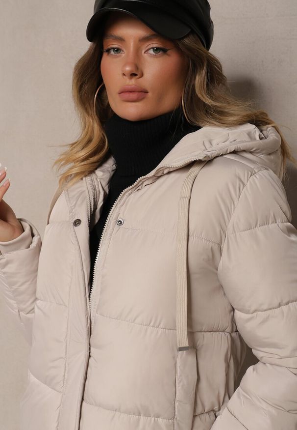 Renee - Jasnobeżowa Długa Kurtka Pikowana z Kapturem i Sznurkami Sassila. Okazja: na co dzień. Typ kołnierza: kaptur. Kolor: beżowy. Długość: długie. Styl: elegancki, casual
