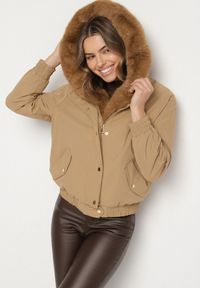 Born2be - Ciemnobeżowa Kurtka Bomberka z Futrzanym Obszyciem i Kapturem Rannasa. Okazja: na co dzień. Kolor: beżowy. Materiał: futro. Styl: casual #1