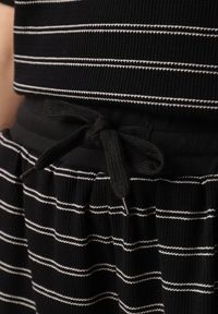 Born2be - Czarne Bawełniane Szorty w Paski z Wysokim Stanem w Stylu Casual Naunea. Okazja: na co dzień. Stan: podwyższony. Kolor: czarny. Materiał: bawełna. Długość: długie. Wzór: paski. Sezon: lato. Styl: casual #3