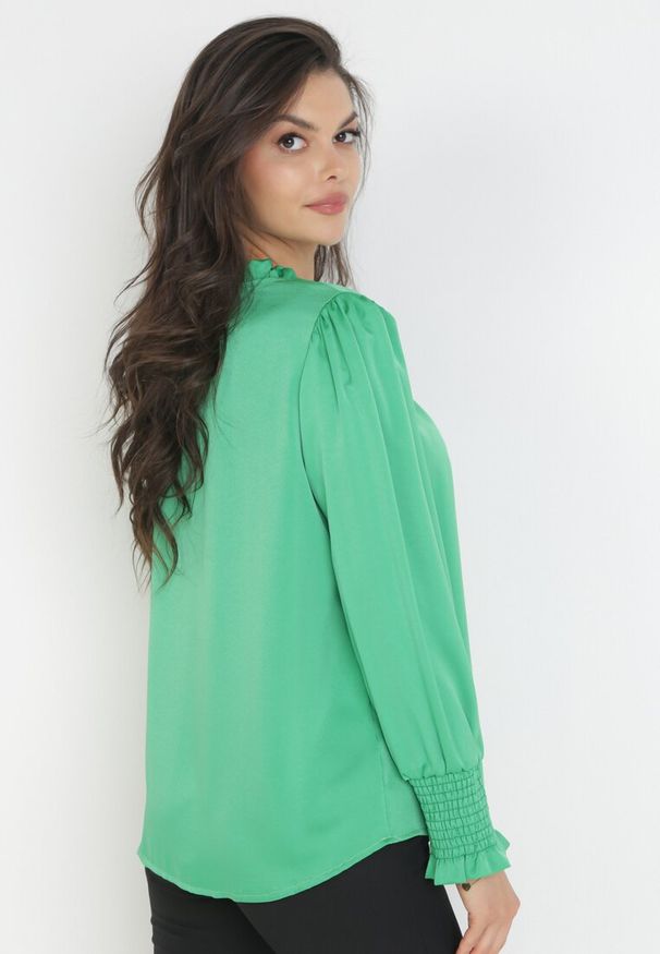 Born2be - Zielona Bluzka z Wiskozy ze Stójką i Bufiastymi Rękawami Acanthielle. Typ kołnierza: kołnierzyk stójkowy. Kolor: zielony. Materiał: wiskoza