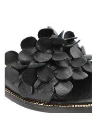 Czarne Klapki Armodo Eleganckie Obuwie Damskie. Okazja: na spacer, na co dzień. Kolor: czarny. Materiał: skóra. Wzór: aplikacja, kwiaty. Sezon: lato. Styl: elegancki #2