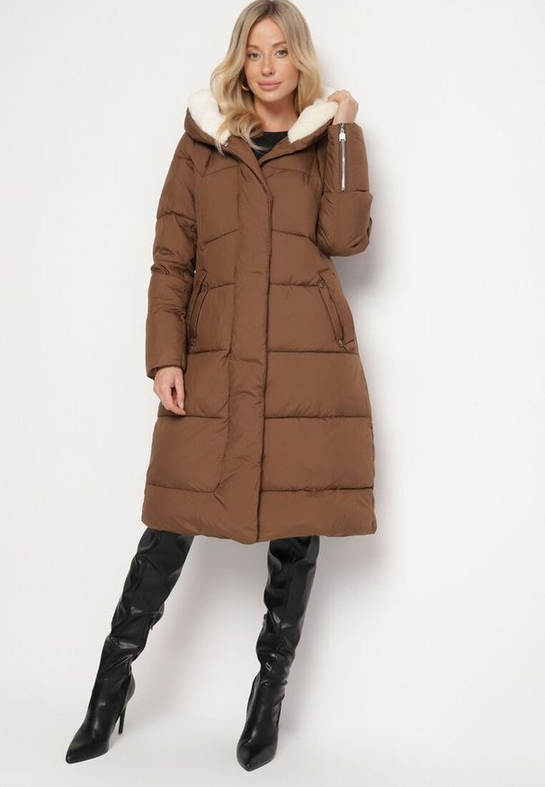 Born2be - Brązowa Pikowana Kurtka o Długim Kroju z Kapturem i Wiązanym Paskiem Neandira. Okazja: na co dzień. Typ kołnierza: kaptur. Kolor: brązowy. Materiał: jeans, materiał. Długość rękawa: długi rękaw. Długość: długie. Sezon: zima, jesień. Styl: klasyczny, casual, elegancki