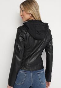 Born2be - Czarna Kurtka Ramoneska o Taliowanym Kroju z Odpinanym Kapturem Imitującym Bluzę Alorinth. Okazja: na spotkanie biznesowe, do pracy. Kolor: czarny. Materiał: jeans. Styl: biznesowy, elegancki #3