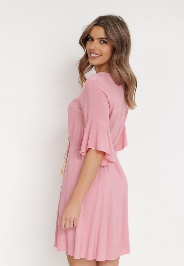 Born2be - Różowa Sukienka Myrope. Typ kołnierza: dekolt kopertowy. Kolor: różowy. Materiał: tkanina, wiskoza. Długość rękawa: krótki rękaw. Wzór: gładki, aplikacja. Typ sukienki: kopertowe. Styl: elegancki. Długość: mini