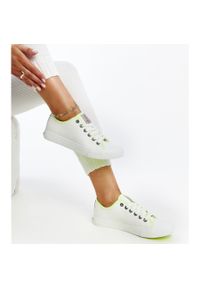Białe damskie trampki z kolorem Cross Jeans. Okazja: na co dzień. Nosek buta: okrągły. Kolor: biały. Materiał: materiał, guma. Styl: casual #4