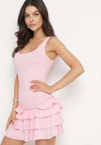 Born2be - Różowa Sukienka z Wiskozą Ozdobiona Falbankami Ovinia. Okazja: na co dzień. Typ kołnierza: kołnierz z falbankami. Kolor: różowy. Materiał: wiskoza. Długość rękawa: na ramiączkach. Wzór: aplikacja. Styl: casual #3